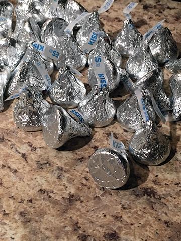 1.+Unwrap+all+the+Hershey%E2%80%99s+kisses+and+put+them+in+a+plate+in+the+freezer.